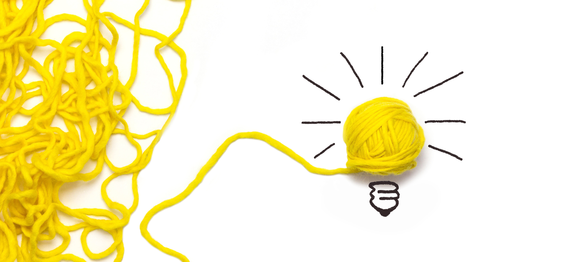 Ein Knäuel gelben Garns ist kreativ arrangiert und ähnelt einer Glühbirne. Es symbolisiert leuchtende Ideen wie innovative Softwarelösungen. Schwarze Linien stellen Lichtstrahlen dar, während ein loser Faden, der nach links hängt, mit einer verworrenen Masse verschmilzt, ähnlich dem Ideenfluss bei der virtuellen Zusammenarbeit.