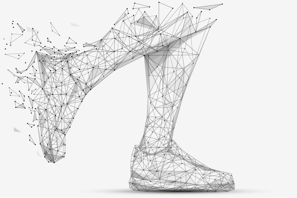 Eine digitale Drahtgitterzeichnung eines Schuhs, bestehend aus miteinander verbundenen geometrischen Linien und Dreiecken, evoziert die Komplexität der IT-Infrastruktur. Der hintere Teil zersplittert und löst sich elegant vor einem schlichten weißen Hintergrund auf.
