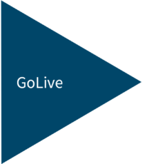 Ein blaues, nach rechts zeigendes Dreieck mit dem Text „GoLive“ in Weiß symbolisiert innovative Softwarelösungen zur Verbesserung der IT-Infrastruktur.