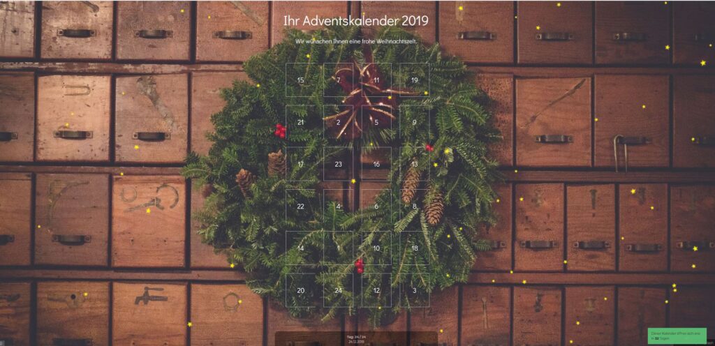 Ein grüner Weihnachtskranz mit Tannenzapfen, Sternen und Ornamenten hängt an alten Holzschubladen. Der Adventskalender ist mit Zahlen und dem Schriftzug "Ihr Adventskalender 2019" versehen - perfekt für alle, die ihrem Microsoft 365-Arbeitsbereich eine festliche Note verleihen möchten.