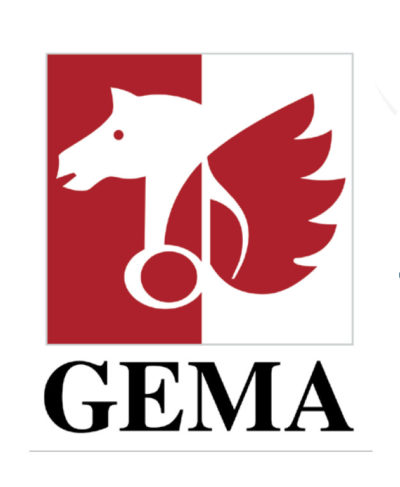 Das Logo der GEMA zeigt einen stilisierten roten Pegasus vor einem geteilten rot-weißen Hintergrund, mit dem Schriftzug „GEMA“ in fetten schwarzen Buchstaben darunter, was die Essenz der effektiven Steuerung von Teamdynamiken verkörpert.