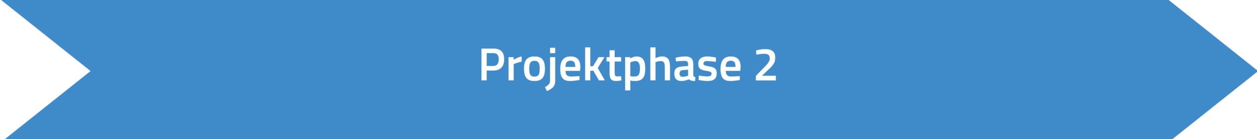 Eine blaue pfeilförmige Grafik mit dem Text „Projektphase 2“ in weißen Buchstaben in der Mitte, symbolisiert den Fortschritt der IT-Infrastruktur.