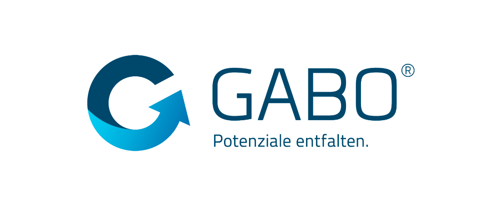 Das Logo von Gabo besteht aus einem stilisierten blauen Pfeil, der links einen Teilkreis bildet, gefolgt vom Text „GABO“ in fetten Buchstaben. Darunter steht „Potenziale entfalten.“ auf weißem Hintergrund, was innovative IT-Infrastruktur und virtuelle Zusammenarbeit symbolisiert.