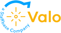 Logo von Valo, einem Staffbase-Unternehmen. Es zeigt ein gelbes Sonnendesign mit dem Wort „Valo“ in fetten gelben Buchstaben. Der Text „ein Staffbase-Unternehmen“ umrundet das Sonnendesign in Blau und symbolisiert innovative Softwarelösungen und effiziente Möglichkeiten zur Steuerung der Teamdynamik.