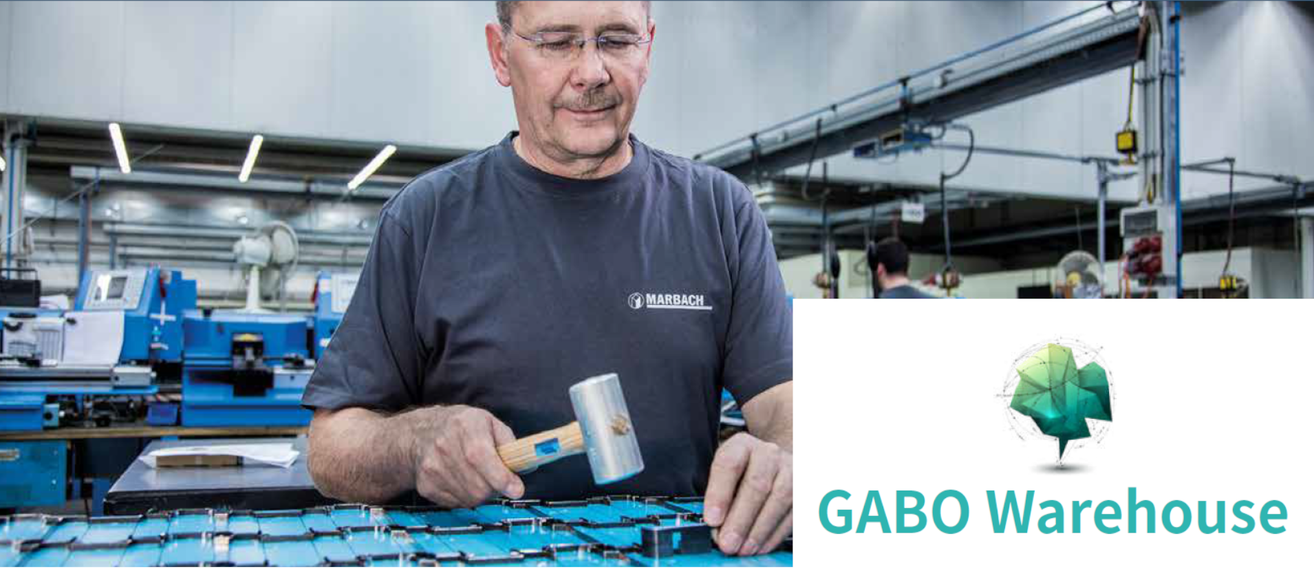 Ein Mann in einem Lagerhaus bearbeitet Metallteile mit einem Hammer. Er trägt ein blaues GABO-T-Shirt. Im Hintergrund brummen Maschinen und Arbeiter geschäftig. Rechts symbolisiert das Logo von „GABO Warehouse“ mit seinem abstrakten Globus in Grün und Blau die innovative Software „Lösungen für virtuelle Zusammenarbeit“.