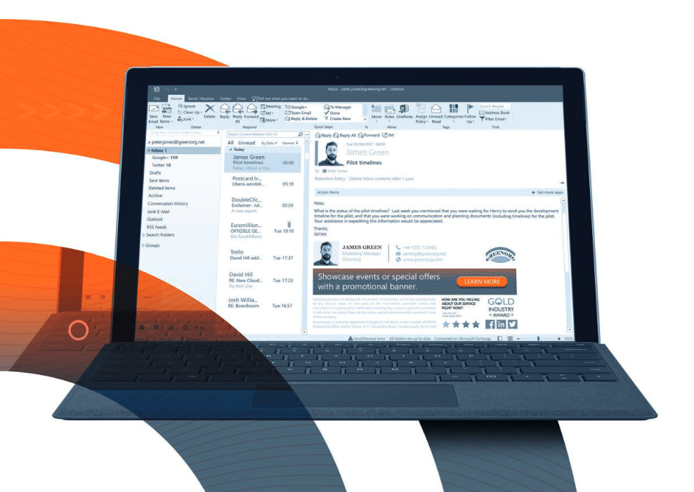 Ein Laptop mit einer E-Mail-Oberfläche und verschiedenen aufgelisteten Nachrichten präsentiert ein Werbeangebot für Softwarelösungen. Das Gerät steht auf einer weißen Oberfläche, im Hintergrund sind orangefarbene und graue abstrakte Formen zu sehen.