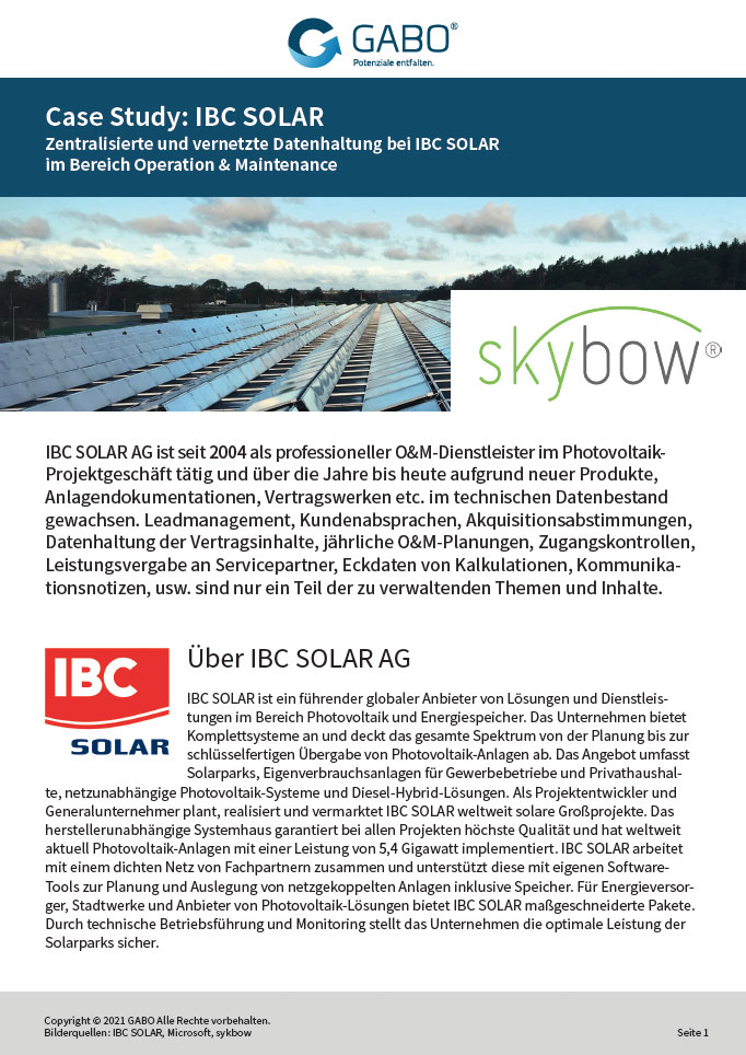 Werbeflyer für Gabo und IBC Solar mit dem Skybow-Logo. Hebt eine Fallstudie zum zentralisierten Datenmanagement in der Photovoltaiktechnologie mit Einblicken in BI-Software hervor. Das Hintergrundbild zeigt Solarmodule auf einem Dach und unterstreicht Gabos Kompetenz als Business Intelligence-Berater.