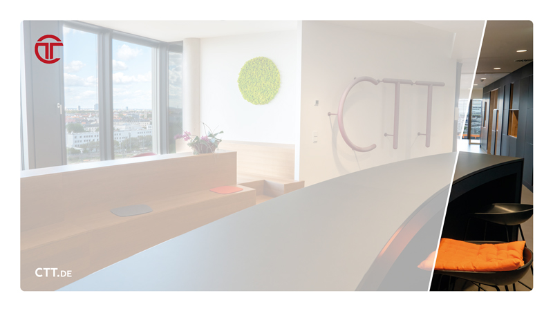 Modernes Bürointerieur mit geschwungenem Empfangstresen, beigem Sitzbereich und großen Fenstern. Eine kreisförmige grüne Wanddekoration verleiht Eleganz. Die helle, minimalistische Ästhetik ergänzt das CTT-Logo und die Website-URL auf einer halbtransparenten Überlagerung und unterstreicht das Engagement des Unternehmens für Softwarelösungen.