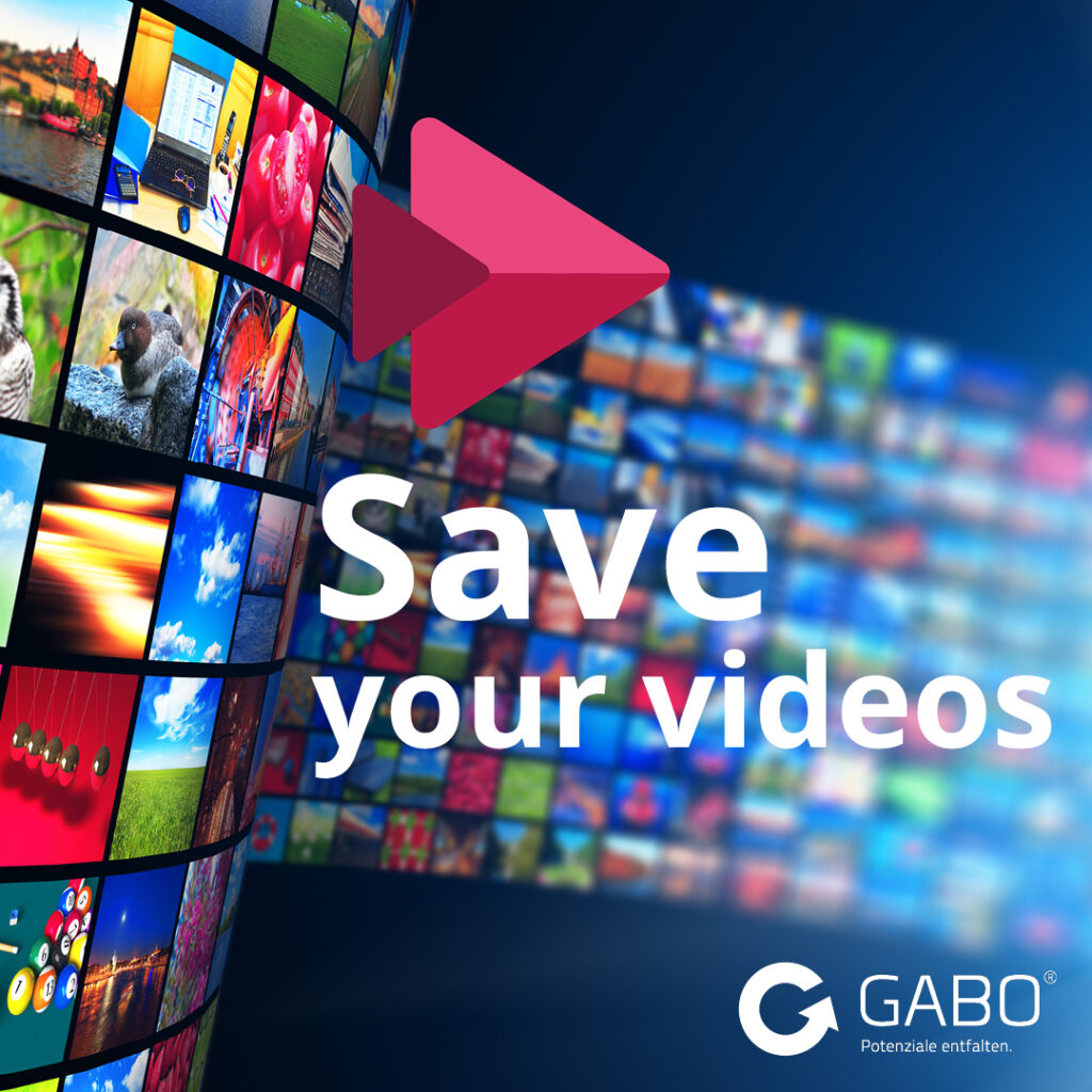 Eine Sammlung von Video-Miniaturansichten, die sich um ein großes Play-Button-Symbol und den Text "Speichern Sie Ihre Videos" wölbt. Perfekt für die Freigabe in Ihrem Microsoft-Intranet. Das GABO-Logo und der Slogan "Potenziale entfalten." erscheinen unten rechts.
