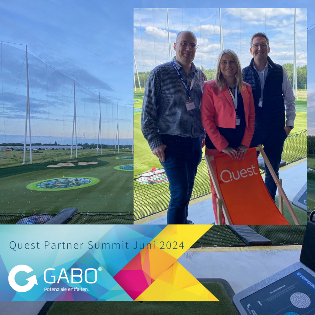 Drei Personen stehen lächelnd vor einer Indoor-Golfanlage, aus der man Golfnetze und ein grünes Feld sehen kann. Neben ihnen steht ein Liegestuhl der Marke "Quest". Der Text lautet: "Quest Partner Summit Juni 2024", "GABO". Thema: Business Intelligence.