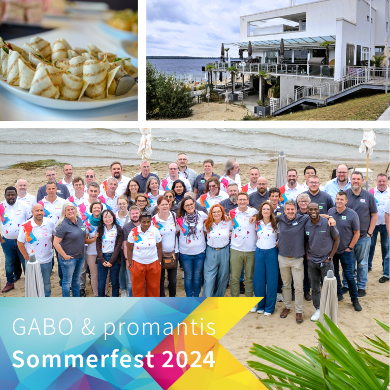 Eine Gruppe von Menschen posiert und lächelt an einem Strand in der Nähe eines modernen Gebäudes am Wasser, mit einem Teller mit Essen oben links und einem bunten Banner "GABO & promantis Sommerfest 2024" unten, die nach Microsoft 365 Workshops feiern.