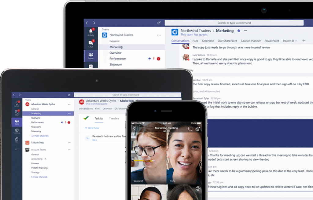 Ein Smartphone und zwei Tablets zeigen Microsoft 365 Teams an und zeigen Chatnachrichten, Teamkanäle und einen Videoanruf mit vier Teilnehmern auf dem Telefondisplay.
