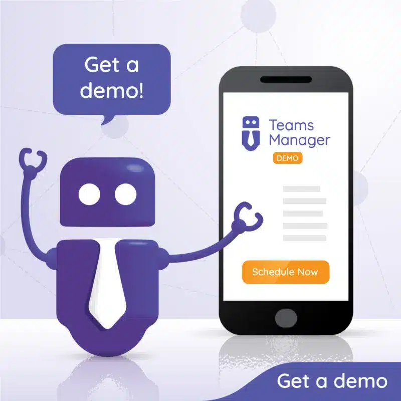 Ein lilafarbener Roboter mit weißer Krawatte gestikuliert in Richtung eines großen Smartphones, das den Demobildschirm "Teams Manager" anzeigt, der von Microsoft 365 Teams betrieben wird und eine Schaltfläche "Jetzt planen" enthält. In einer Sprechblase steht "Get a demo!" und darunter steht "Get a demo".