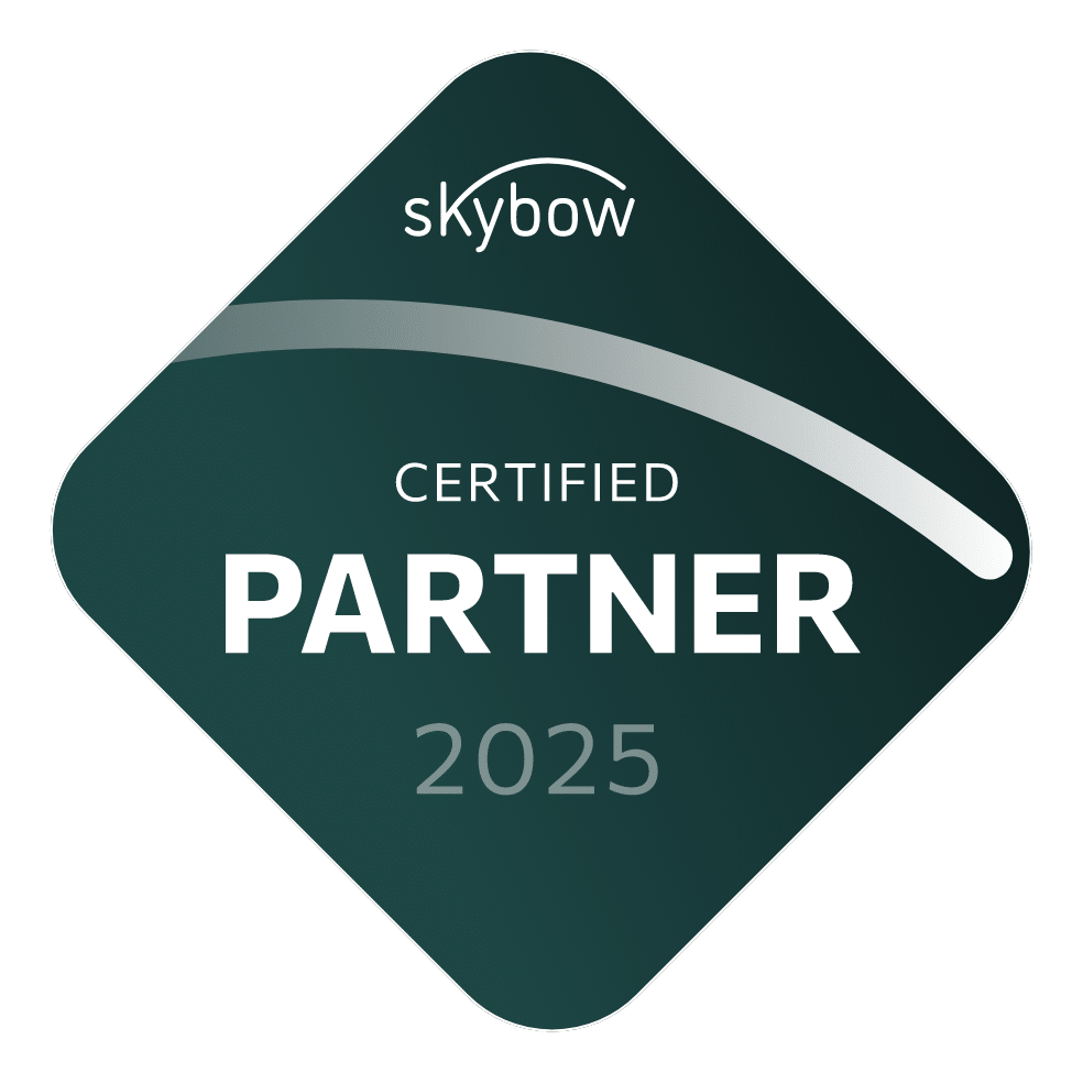 Rautenförmige Plakette mit "skybow"-Logo oben, "Certified Partner" in fettgedruckter weißer Schrift in der Mitte und "2025" darunter auf dunkelgrünem Hintergrund mit geschwungenem silbernem Streifen - ideal für Microsoft 365 und Business Intelligence-Lösungen.