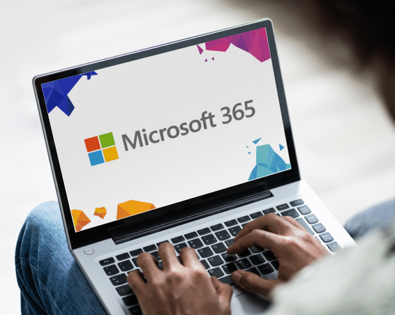 Eine Person tippt auf einem Laptop, auf dem das Microsoft 365-Logo abgebildet ist, umgeben von bunten geometrischen Formen - eine perfekte Umgebung für microsoft schulungen oder die Erkundung von Business Intelligence-Tools.
